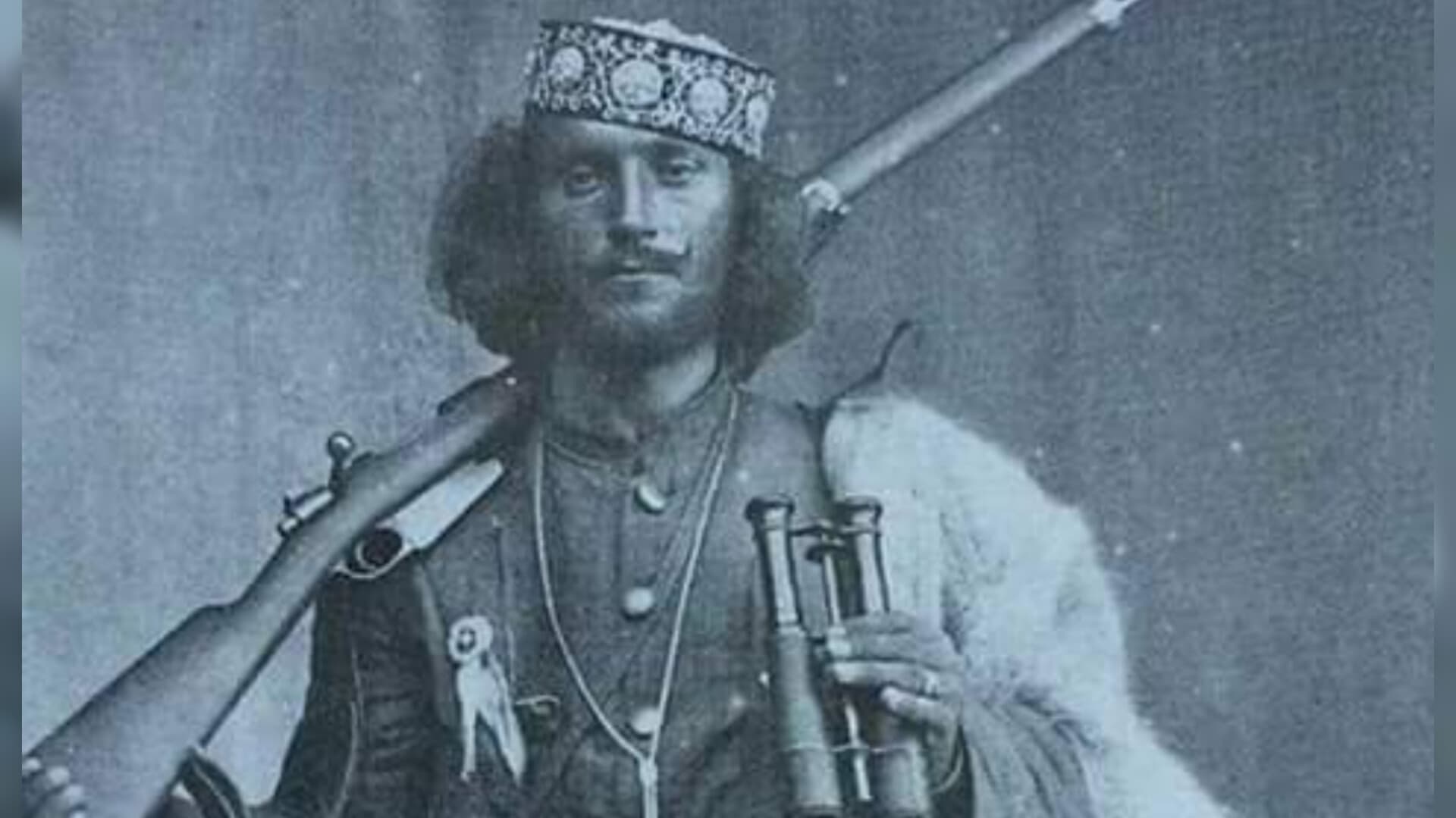 Çerçiz Topulli si dordolec në muzeun e Gjirokastrës